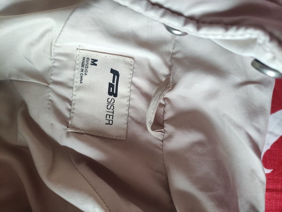 Два модела якета в бежов цвят