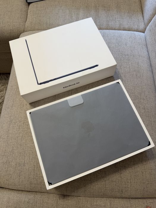 MacBook Air 13",cu procesor Apple M3, 8GB RAM, 256GB, midnight, ca NOU