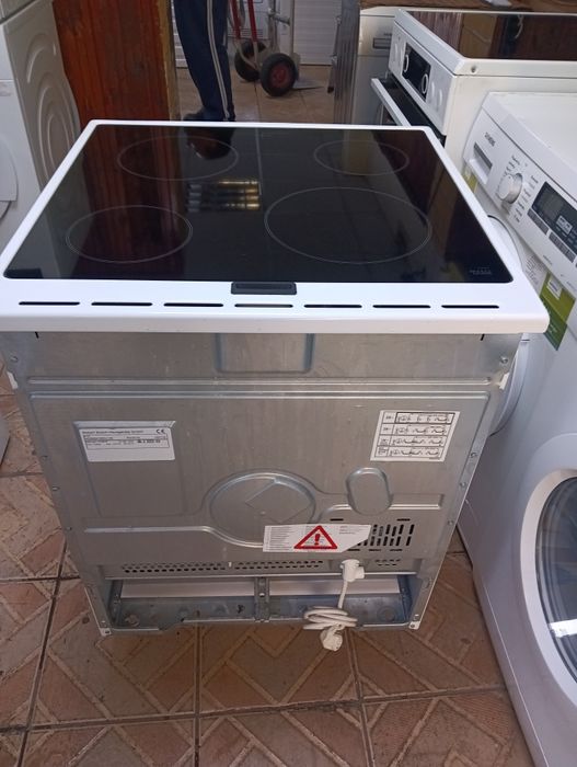 Свободно стояща печка с керамичен плот Бош Bosch с 2 години гаранция!