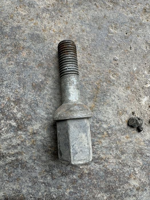 Продам болты креплени колеса