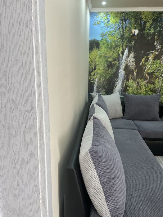 Модерен ъглов диван (функция сън) + дизайнерска холна маса