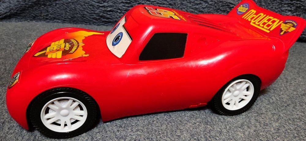 Продаю мышечную машинку Тачки