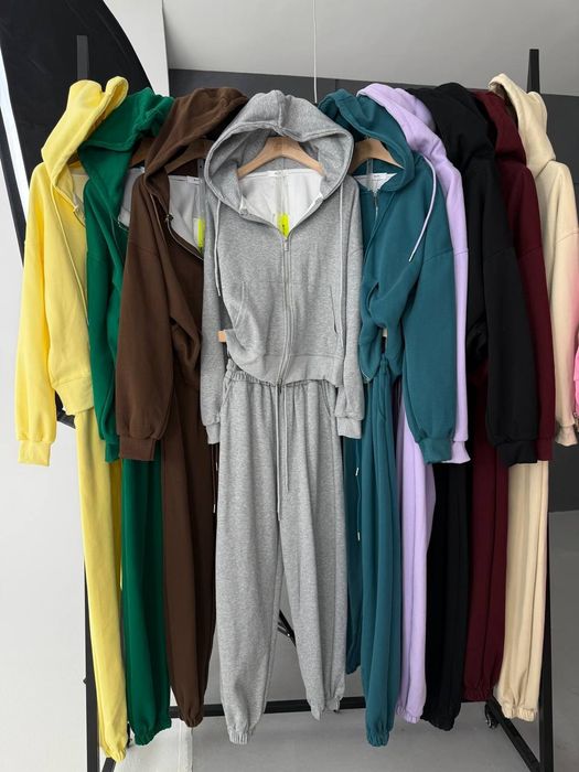 Костюмы женские.        .