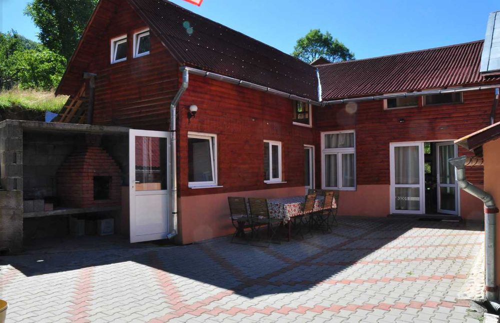 Complex turistic în Munții Apuseni–3 clădiri, 10 camere, teren 3740 mp