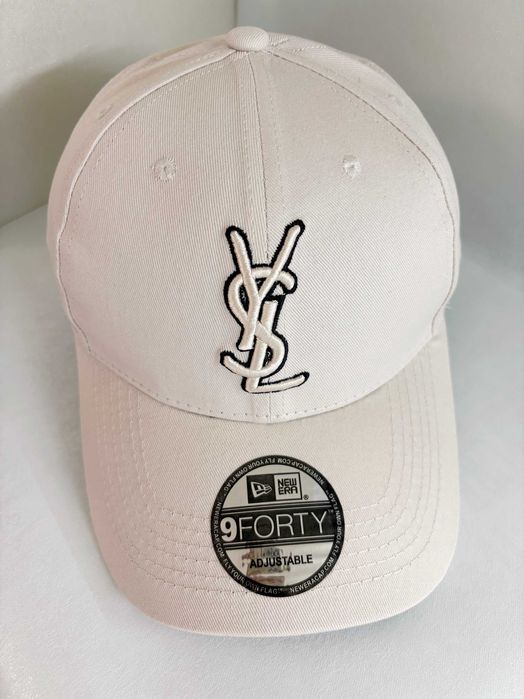 Yves Saint Laurent шапка с козирка цвят Крем