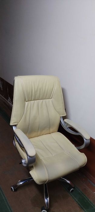 Офисный кресло молочный
