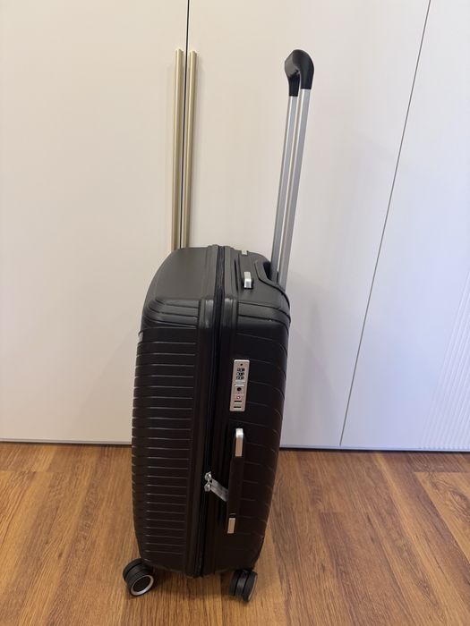 Чемодан  средний размер из полипропилена очень мощный