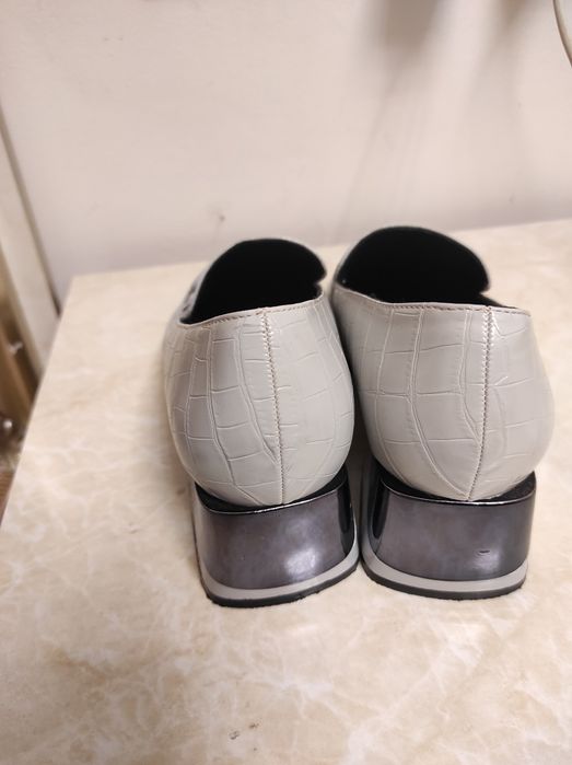 Ayollar tuflisi holati yangi.