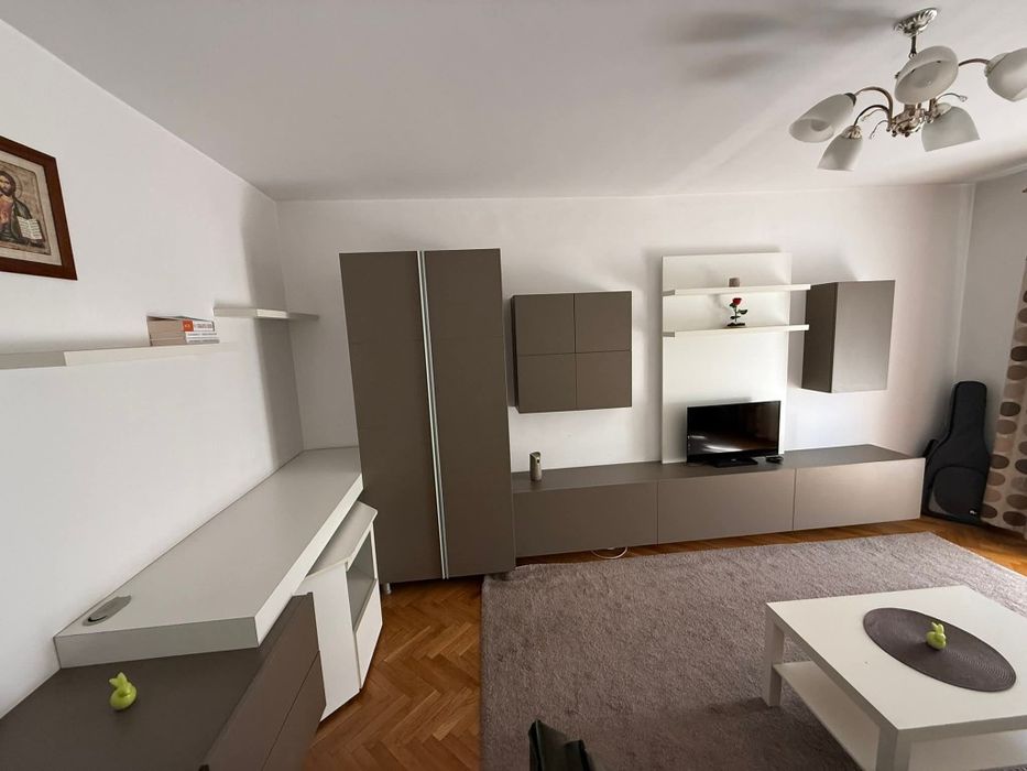 Închiriez apartament cu 2 camere