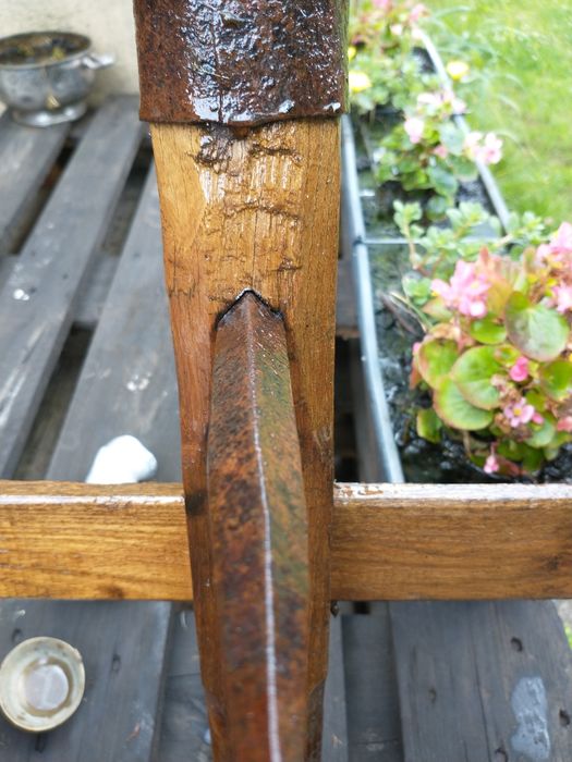 Grapă, ușă lemn,sabie, paloș.