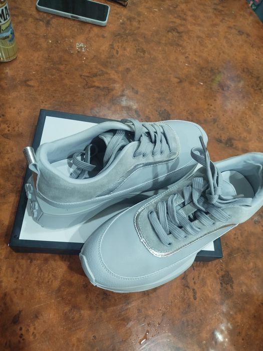 Срочно продам  женские кроссовки