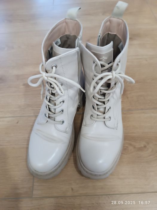 Продам ботинки осенние.