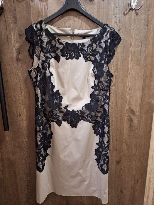 Рокля със дантела.