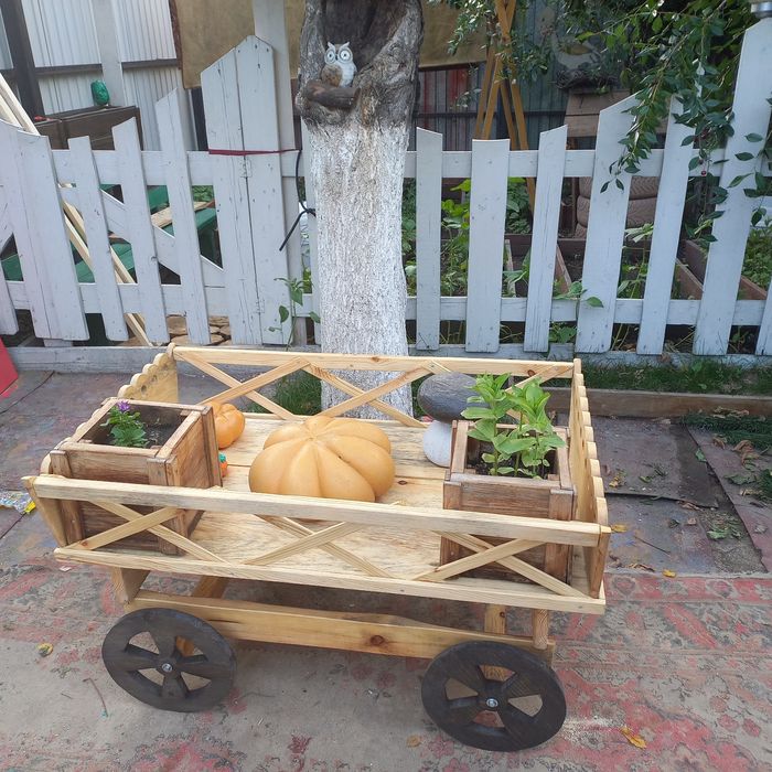 Декоративное кашпо-телега