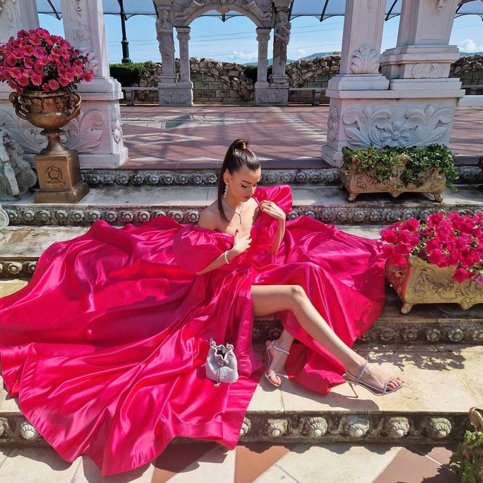 Розова бална рокля