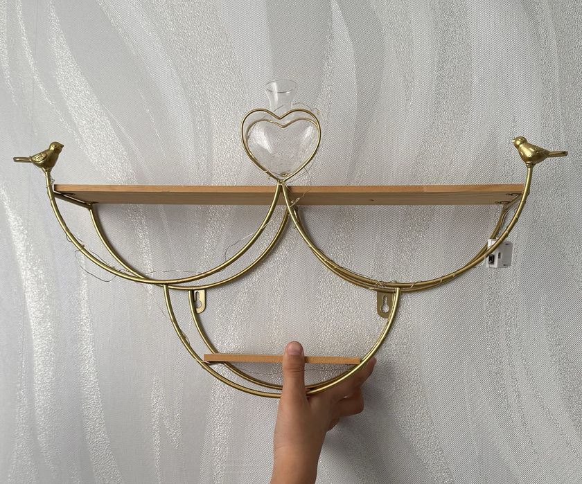 На стеная очень красивая полка