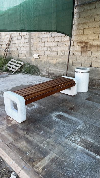 Скамейка из бетона и мрамора урна