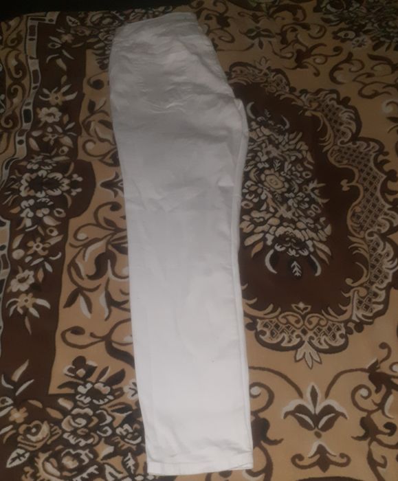 Vând blugi elastici