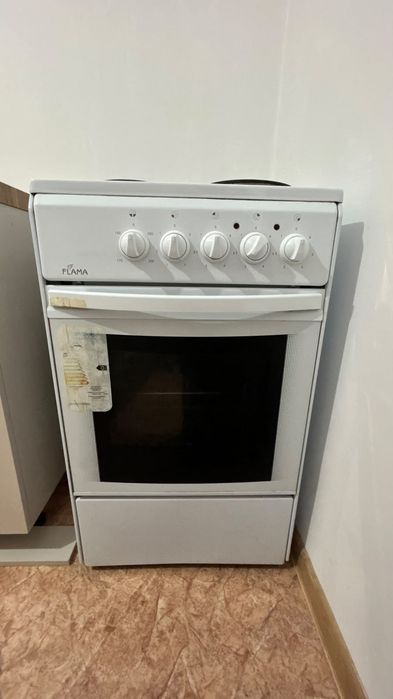 Продам электрическую плиту на 4 конфорки с духовкой.