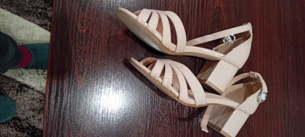 Продавам сандали на ток, лачени, нови