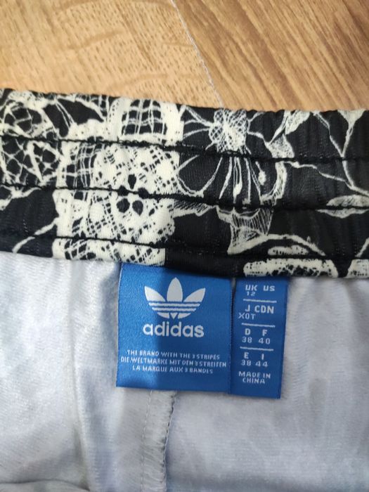 Pantaloni scurți de damă Adidas mărimea 38 M