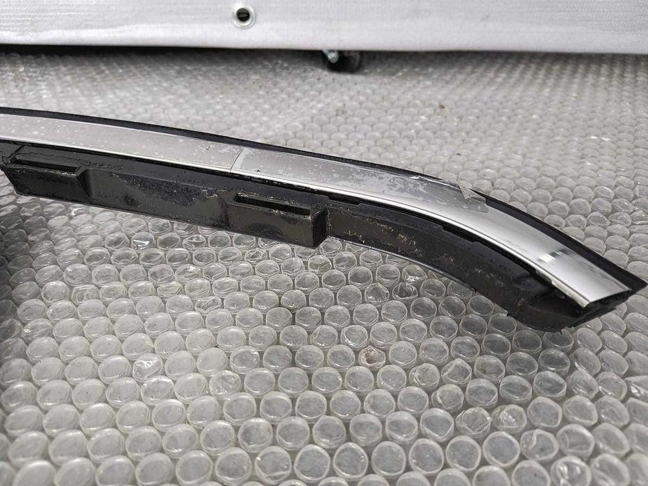 Cheder / Garnitură Geam Ușă Față Dreapta Jeep Compass 2017-2026 Cod OEM 68242110AE (1C4)