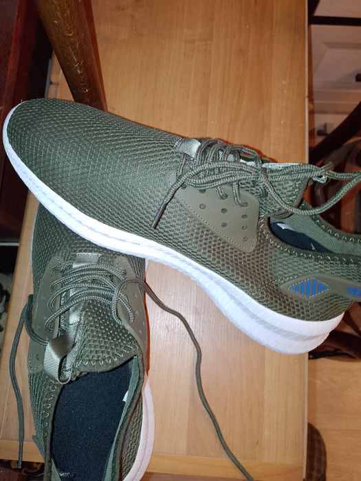 Продам кроссовки летние 48 размера