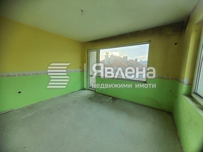 Тристаен непреходен апартамент в центъра на Царево