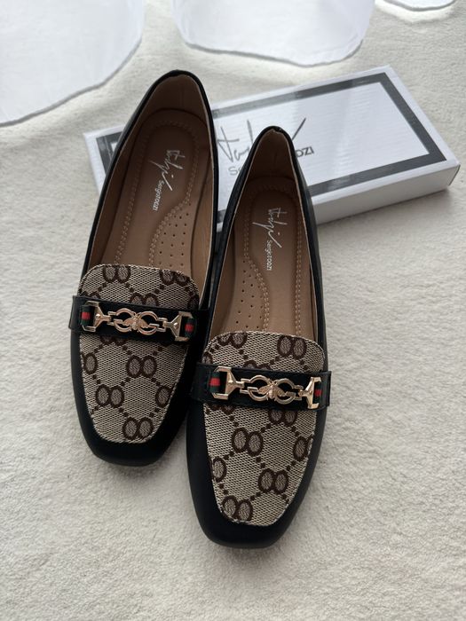 Mocasini negri cu print