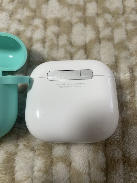 Продам AirPods 4