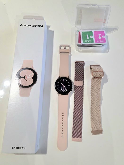 Samsung Watch 4 със зарядно, каишки и протектори