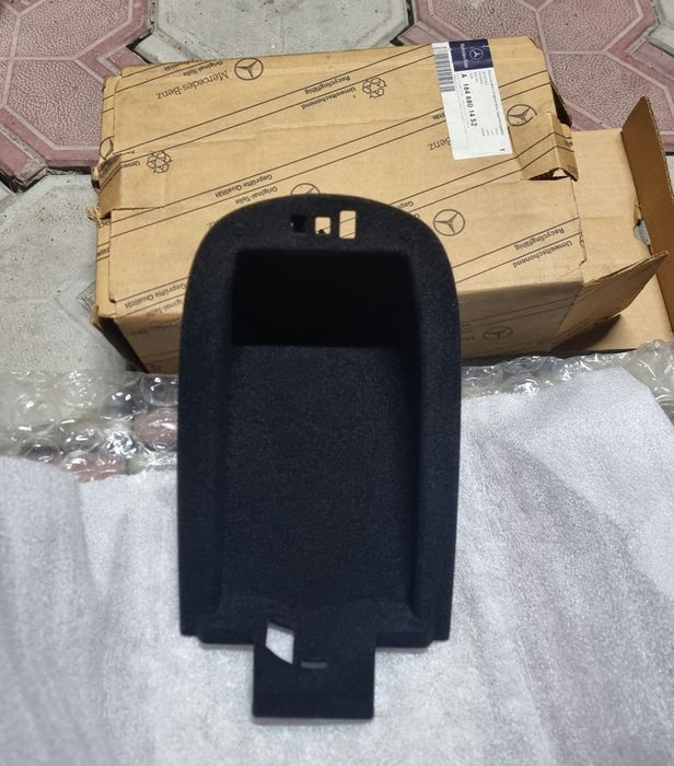 Подлокотник (вещевой отсек) W164