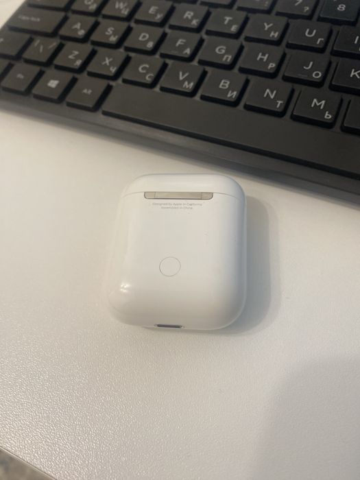 Кейс airpods 2 в хорошем состоянии