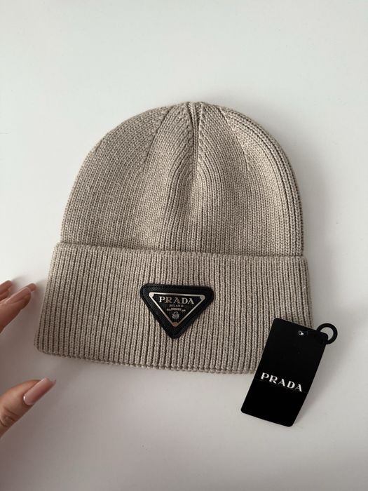 Fes dama  nou cu eticheta