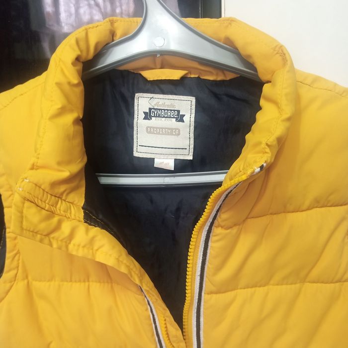 Продам фирменную жилетку на осень очень теплая и стильная. 4-5лет