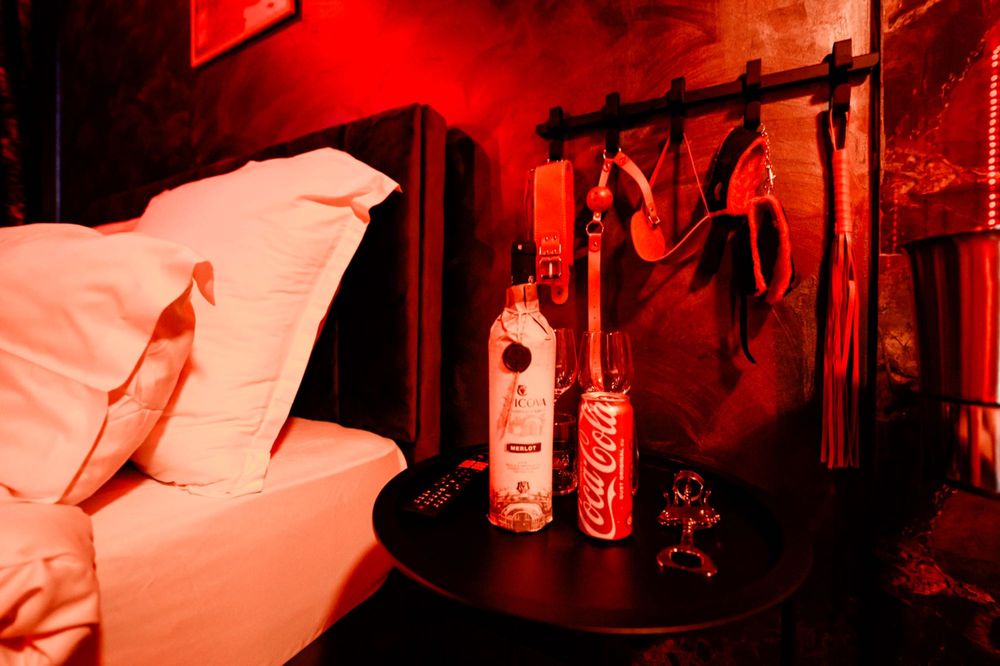DISCRET-RED ROOM-Regim hotelier-BDSM-Apartament Jacuzzi
