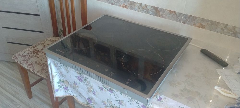 Варочная поверхность Indesit.