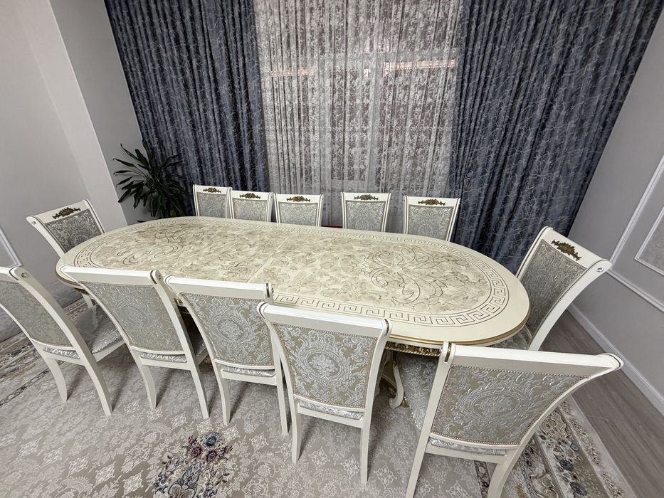 Обеденный стол со стульями