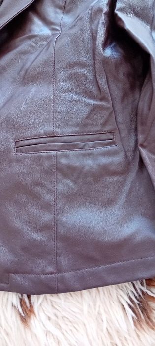 Сако кафяво от еко кожа с два джоба и шлиц.Само един път ползвано