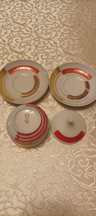 Чашки и блюдца от сервизов .