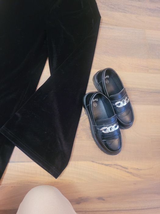 Pantaloni negrii eleganți și pantofi cu toc