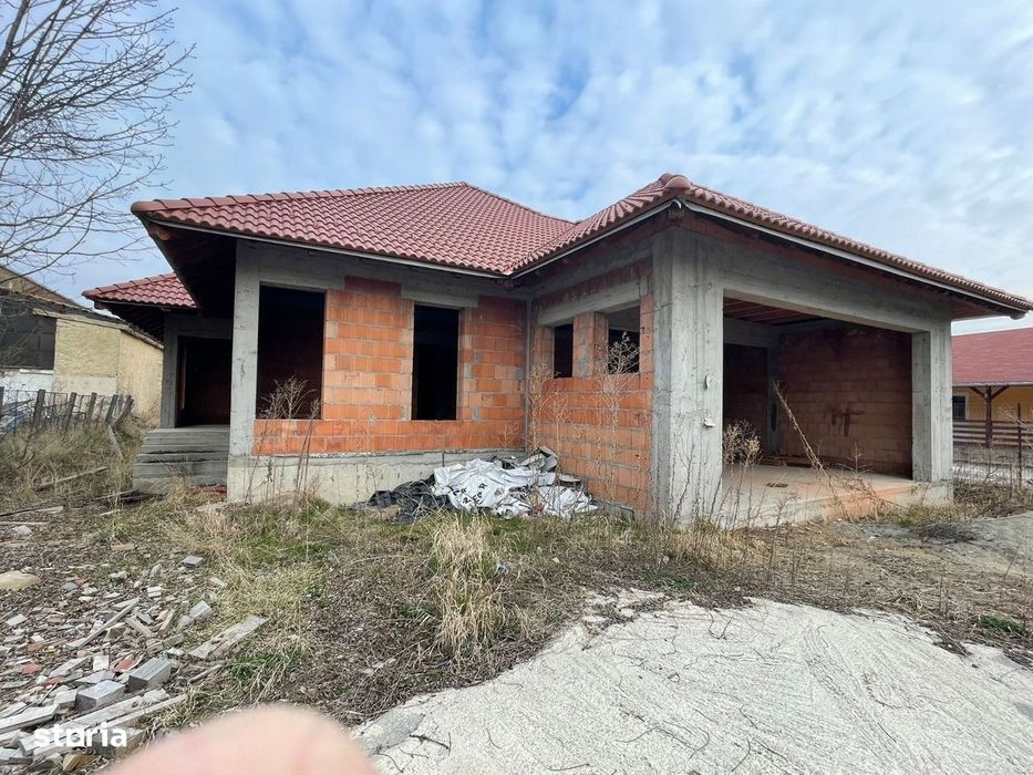 Casă de vânzare 260 mp utili + 1052 mp teren in centrul orasului Covas