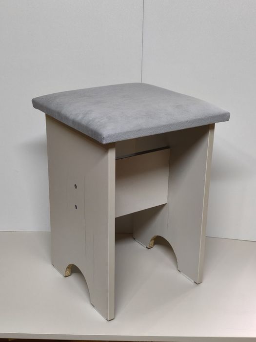 Стулья новые продам