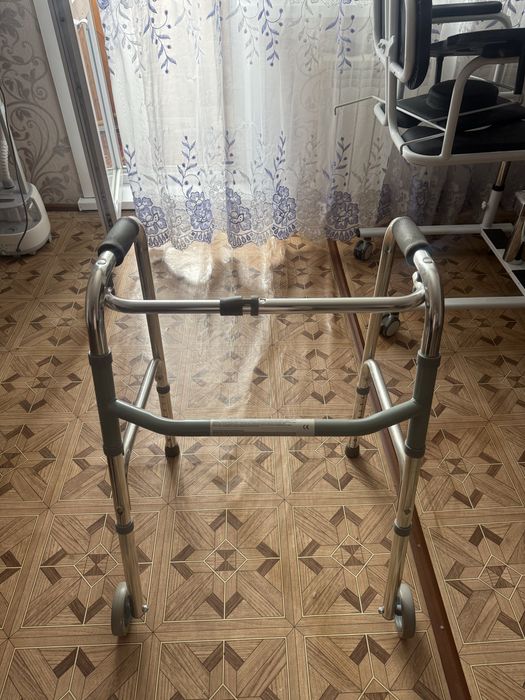 Продам ходунки в отличном состояние