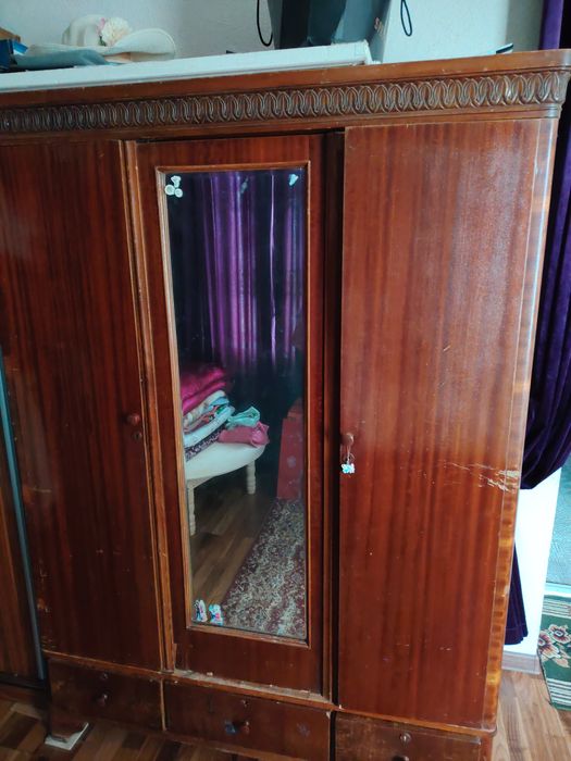 Шкаф деревянной старинной