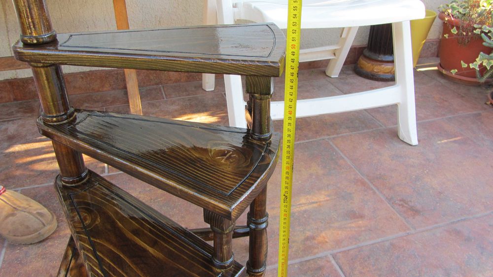 Scara in spirala pt biblioteca din lemn natural deosebit de frumoasa