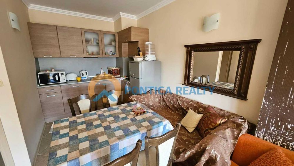 Предлагаме светъл и просторен двустаен апартамент в престижния комплекс Реджина Маре