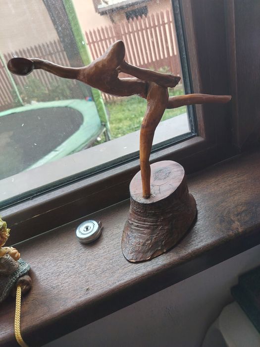 Statueta unicat din lemn