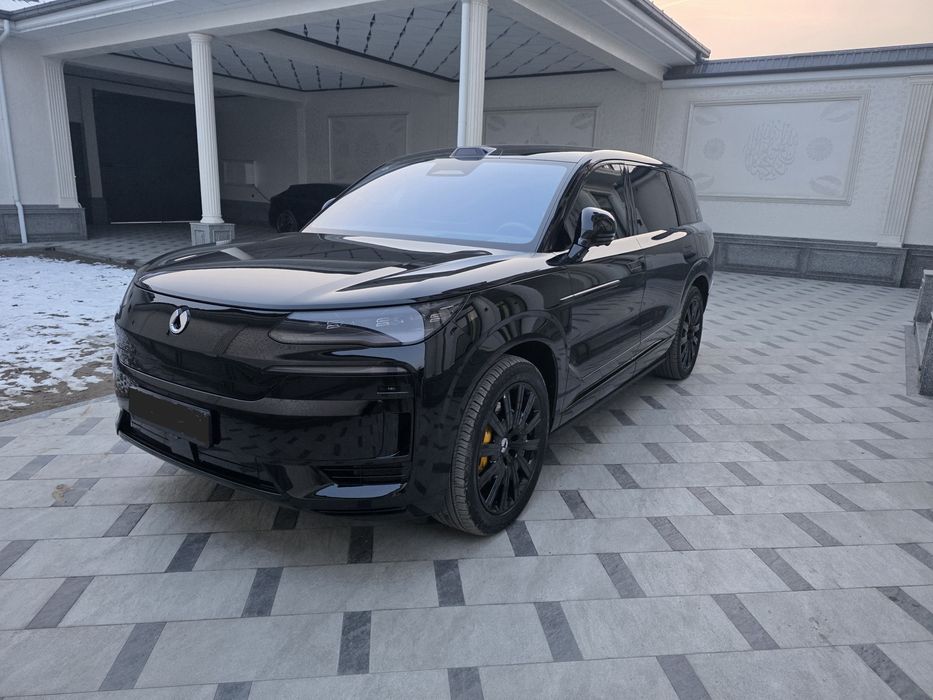 Avtomobil DENZA N9 2025 ful pozitsiya