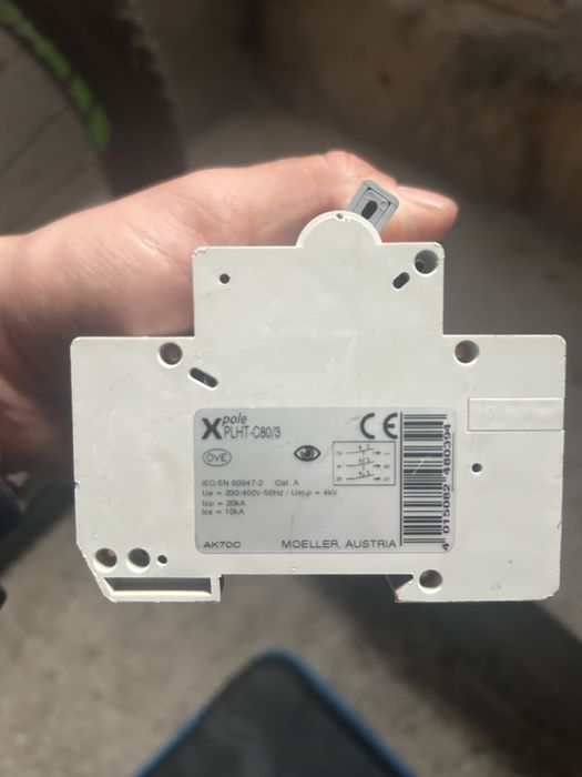 Автоматичен трифазен прекъсвач